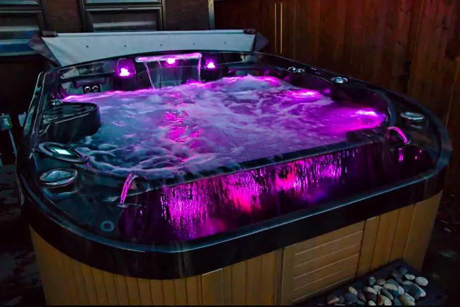 Spa à debordement avec jeux de lumière / Coast Spa - Modèle : Cascade II
